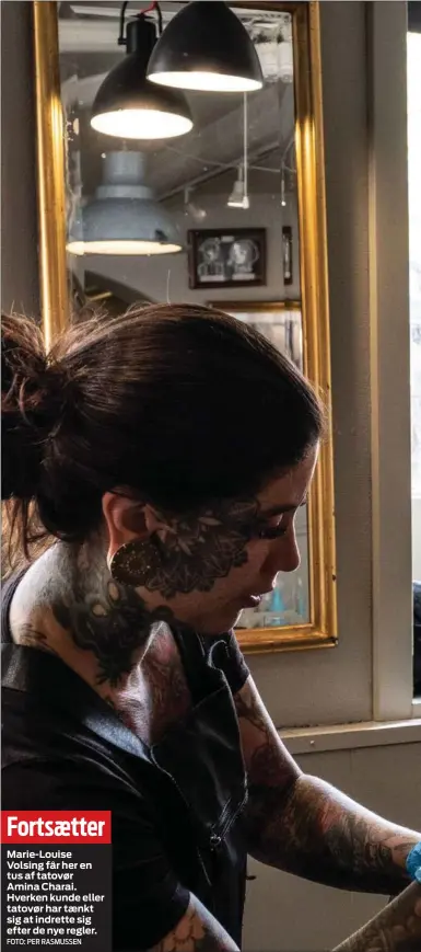 ?? FOTO: PER RASMUSSEN ?? Fortsaette­r
Marie-Louise Volsing får her en tus af tatovør Amina Charai. Hverken kunde eller tatovør har taenkt sig at indrette sig efter de nye regler.