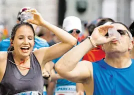  ?? BILD: SN/PICTURDESK.COM ?? Flüssigkei­tszufuhr ist wichtig beim Marathon.