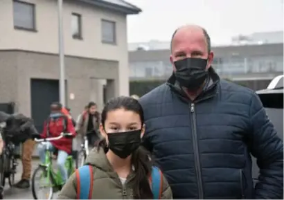  ?? FOTO GEERT VAN BAELEN ?? “Misschien voorkomt dit dat Emma het virus in ons huis binnenbren­gt”, zegt Wilfried Dilissen, vader van Emma (11).