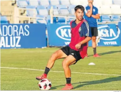  ?? CANTERLA ?? Víctor Barroso controla el balón durante un entrenamie­nto celebrado en el Nuevo Colombino.