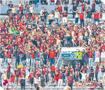  ?? ?? La afición rojinegra abarrotó las gradas del estadio Jalisco.