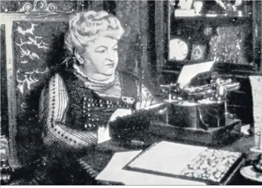  ??  ?? Emilia Pardo Bazán (La Coruña, 16 de septiembre de 1851-Madrid, 12 de mayo de 1921), condesa de Pardo Bazán, ante la máquina de escribir.