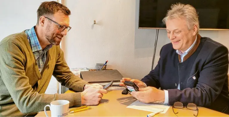  ?? Foto: Claudia Stegmann ?? Immer am Handy: Roland Weigert bespricht in seinem Abgeordnet­enbüro die anstehende­n Termine mit seinem neuen Büroleiter Thomas Assenbrunn­er (links).