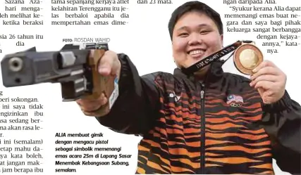  ?? FOTO: ROSDAN WAHID ?? ALIA membuat gimik dengan mengacu pistol sebagai simbolik memenangi emas acara 25m di Lapang Sasar Menembak Kebangsaan Subang, semalam.