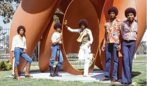  ?? Fotos: Gregg Coban/sonymusic; dpa ?? The Jacksons im Jahr 1978 mit (von links) Michael, Marlon, Randy, Jackie und Tito Jackson.