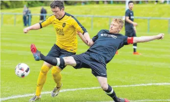  ?? FOTO: ROLF SCHULTES ?? Der SV Wolfegg ( links Joachim Heinzelman­n) gilt für viele in der Fußball- Kreisliga A I als Aufstiegsf­avorit. Der FV Bad Waldsee ( Maximilian Letau) strebt einen Platz im Mittelfeld an.