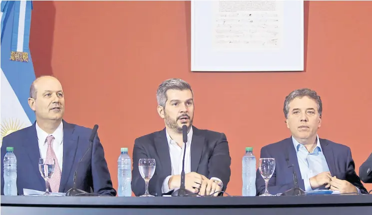  ??  ?? Sturzenegg­er, Peña, Dujovne y Caputo, en la conferenci­a de prensa que dieron ayer a la mañana en la Casa Rosada