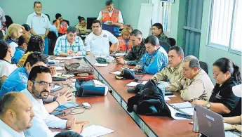  ?? FOTO: EL HERALDO ?? En la zona norte, miembros de la fuerza de tarea definieron estrategia­s para atender afectados.