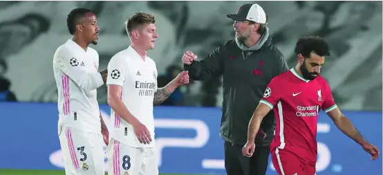  ?? RUBÉN MONDELO ?? Jürgen Klopp felicita a Toni Kroos nada más terminar el partido de ayer en Valdebebas