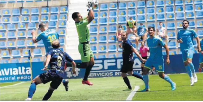  ??  ?? El meta albirrojo Vallejo se impone por alto para coger el balón, ayer ante el UCAM.