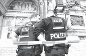  ??  ?? DUA pegawai berkawal di hadapan Kubah Berlin selepas polis menembak seorang lelaki bersenjata­kan pisau di Katedral Berlin kelmarin. — Gambar Reuters