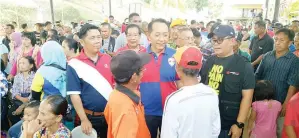  ??  ?? GHANI menanyakan sesuatu dengan penduduk kampung pada karnival ini.