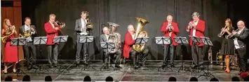  ?? Foto: Winfried Höfl ?? In Rot die amerikanis­chen Gäste von Cincinnati Pops Brass, in Schwarz die Bläser von Harmonic Brass aus München – beim Ab schlusskon­zert des Friedberge­r Musiksomme­rs war Blech Trumpf.