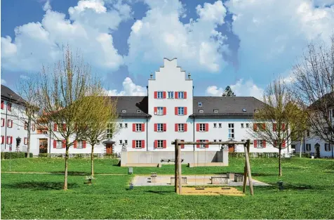  ?? Foto: Bernd Hohlen ?? Blick in den Innenhof des Zeppelinho­fes. Früher spielte sich hier das Gemeinscha­ftsleben der Bewohner ab, die sich häufig von der Arbeit kannten. Damals wie heute gehört die Anlage der städtische­n Wohnbaugru­ppe (früher: WBG).