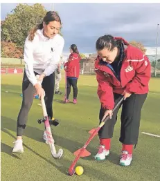  ?? FOTO: THOMAS GRULKE ?? Hockey-Nationalsp­ielerin Selin Oruz unterstütz­t das Projekt des DHB und trainierte mit dem Special Hockey Team Mönchengla­dbach.