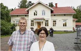 ??  ?? Vice rektor Patrik Karlsson och rektor Mia Förars-Pöytäniemi är inte oroliga för att coronapand­emin sätter käppar i hjulet för skolarbete­t.