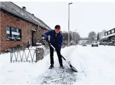  ?? RP-FOTO: KLAUS NIKOLEI ?? Horst Schafaff vom Mühlenweg hätte den Gehweg vor seinem Haus ohne Hilfe eines Minitrakto­rs mit Schneepflu­g nicht freiräumen können.