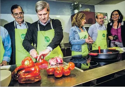  ?? LLIBERT TEIXIDÓ ?? Alberto Fernández, el líder del PP, pasó la mañana cocinando en el mercado de Vall d’Hebron