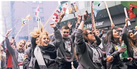  ?? ARCHIV- HOGE ?? Schüler der Bertha-von-suttner-gesamtschu­le Dormagen feiern bei der Neusser Abiparade 2018. Das sollen bald nur noch Schulen aus Neuss dürfen.