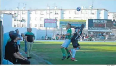  ?? PACO BERNAL ?? Gastón, incansable, pelea por un balón aéreo con un adversario.