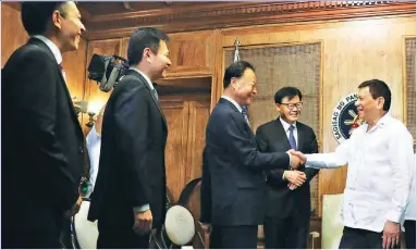  ??  ?? STRENGTHEN­ING TIES – President Duterte (right) greets Chinese Ambassador to the Philippine­s Zhao Jianhua, who accompanie­d Chinese Communist Party Central Committee member Men Xianfeng to Malacañang. (Malacañang Photo)