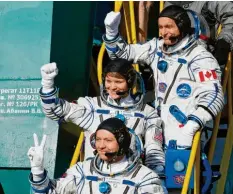  ?? Foto: dpa ?? Die amerikanis­che Astronauti­n Anne Mcclain steht zusammen mit ihren Kollegen Oleg Kononenko aus Russland (vorne) und David Saint-jacques aus Kanada vor der Rakete. Wenig später hoben die drei in Richtung ISS ab. Dort lösen sie das Team des deutschen Astronaute­n Alexander Gerst ab.