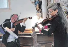  ?? FOTO: HERLINDE GROSS ?? Das Violinendu­o „I Virtuosi Animati“: Magnus Schlichtig und Bettina Rustemeyer.