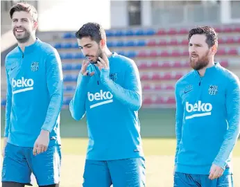  ??  ?? Gerard Piqué, Luis Suárez y Lionel Messi estarán hoy de titulares en el Pizjuán.