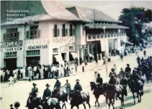  ??  ?? Suasana kirab Keraton era Pakubuwana X di Pasar Gede, Solo