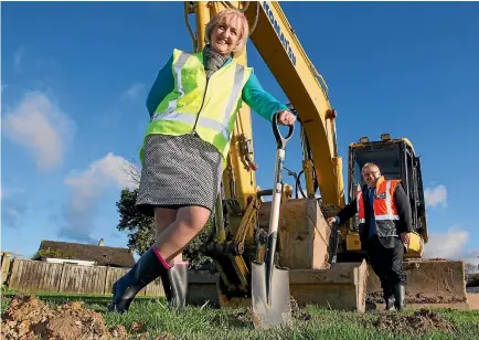  ?? PHOTO: ROSS GIBLIN/FAIRFAX NZ ?? Social Housing Minister Amy Adams and Hutt Mayor Ray Wallace announcing the Hutt Valley housing plans from a vacant plot in Naenae.