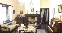  ??  ?? BERSEJARAH: Ruang tamu di Wonnerup House yang berisi perabot kuno. Foto bawah, ikon Kota Busselton Jetty tampak begitu indah kala matahari terbenam.