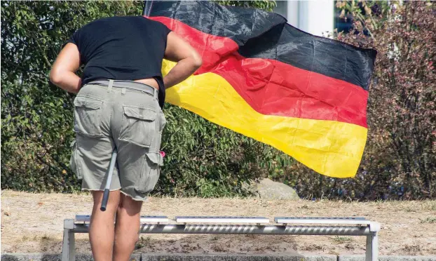  ?? Foto: dpa/Frank Hormann ?? AfD-Anhänger bei einer Demonstrat­ion der Partei in Warnemünde