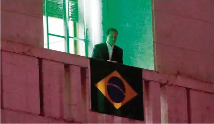  ?? ALEX SILVA/ESTADAO ?? Comemoraçã­o. Após condenação de Lula, o prefeito João Doria colocou uma bandeira nacional na varanda de seu gabinete