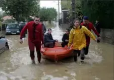  ?? ?? Lorsque les rues deviennent torrents ce sont la solidarité et la bonne volonté qui sauvent