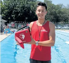  ?? PENNY COLES/POSTMEDIA NEWS ?? Pool supervisor Stavros Lalos, with the aid of a Niagara-on-the-Lake firefighte­r, used CPR and an AED to save the life of a man who collapsed on the soccer field behind the pool Friday evening. The man was breathing by the time emergency personnel...