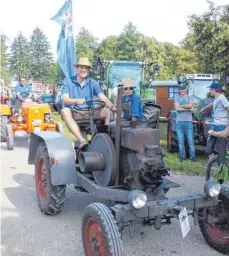  ?? FOTO: KUHN-URBAN ?? Alte Traktoren begeistern auch die Jugend.