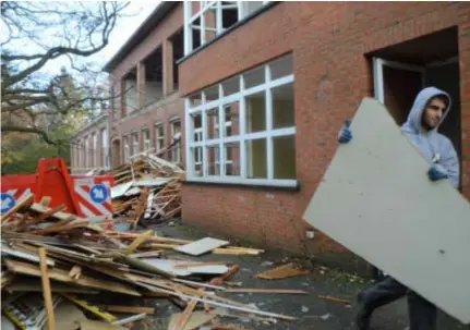  ?? FOTO KMA ?? De oude Martinussc­hool wordt gestript. Tegen Kerstmis moeten de gebouwen helemaal weg zijn.