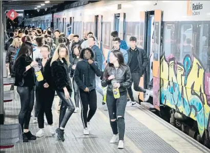  ?? LLIBERT TEIXIDÓ ?? L’últim tren de la nit arribant a Mataró ple de menors que consumeixe­n alcohol sense cap vigilància