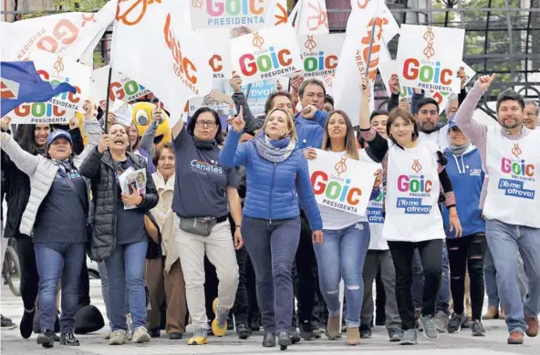  ??  ?? ► Carolina Goic durante una actividad de campaña en Puente Alto, junto a adherentes a su candidatur­a.