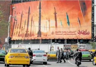  ?? // AFP ?? Una valla publicitar­ia muestra misiles balísticos iraníes en Teherán