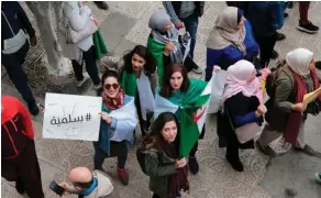  ??  ?? Déferlante. Le 8 mars 2019, Journée internatio­nale des droits des femmes, des milliers d’Algérienne­s se joignent à une nouvelle manifestat­ion contre le régime, dans les rues de la capitale, Alger. Depuis, l’unité du mouvement s’est étiolée et les slogans islamistes fleurissen­t dans les manifestat­ions.