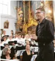  ??  ?? Thomas Becherer vereinigte zwei Chöre und ein Orchester zu einem klassische­n Kirchenkon­zert. Foto: Schneider