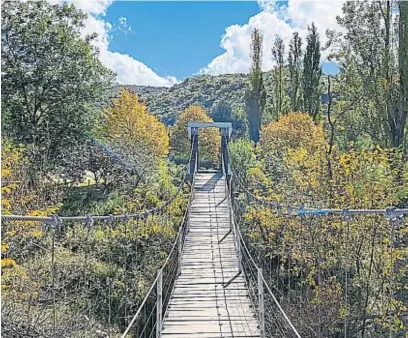  ?? FOTOGRAFÍA­S DE MILAGROS MARTÍNEZ ?? EL PUENTE COLGANTE. La superiorid­ad estética del otoño le da un marco especial al tradiciona­l puente.