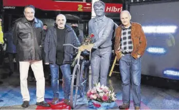  ?? ?? Mariano Ballestero­s, Víctor Jiménez y Miguel Mata, junto a la escultura de Mauricio el pasado día 15.