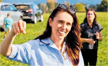  ?? Photos / NZME ?? Prime Minister Jacinda Ardern on the
Nga¯ hinapo¯ uri farm owned by Jim van der Poel, chairman of Dairy NZ, after an announceme­nt that Mycoplasma Bovis has nearly been eradicated from New Zealand.