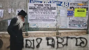  ?? (Tomer Neuberg/Flash90) ?? AN INFORMATIO­N POSTER about the coronaviru­s in the haredi city of Bnei Brak yesterday. The Health Ministry ordered a partial lockdown, which went into effect Wednesday, in order to curtail the spread of the plague.