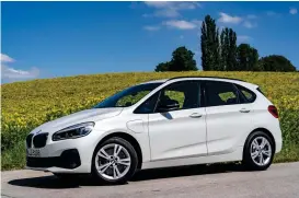  ??  ?? BMW 225xe Active Tourer har samma laddhybrid­teknik som X1 men är lite mindre och drygt 5 000 euro billigare.
Under provkörnin­gen testades en protoversi­on av 5-seriens topphybrid BMW 545e xDrive. Den egentliga tillverkni­ngen av sedanmodel­len inleds i november och någon gång nästa år ska den komma även som farmare.