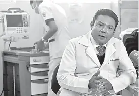 ??  ?? Manuel fue uno de los primeros oncólogos en el servicio del NHC