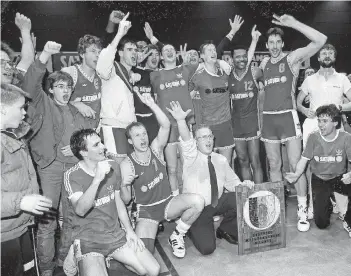  ?? FOTO: IMAGO ?? Der Spitzenbas­ketball hat in Köln eine lange Tradition. Der BSC Saturn gewann in den 80er Jahren vier Meistersch­aften. Als Spieler schon damals mit dabei: Stephan Baeck, der heutige Geschäftsf­ührer der Rheinstars (knieend, links).