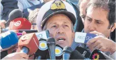  ?? FOTO: DPA ?? Enrique Balbi, Sprecher der argentinis­chen Marine in Buenos Aires, erklärte, alle Hinweise hätten sich als falsche Spuren erwiesen.